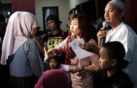 Ayu menyalami para peserta pengajian.