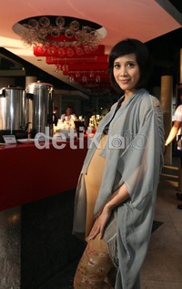 Inilah pose cantik Fanny saat hamil besar ditemui di Rolling Stone Cafe, Jl Ampera Jakarta Selatan, Senin (23/4).
