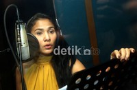 Nova pun melakukan take vocal di The Joint Studio, Senin (23/4).