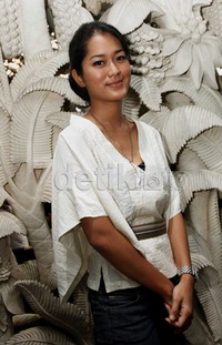 Wanita yang terkesan tomboy dan cantik itu memang lebih suka berpenampilan apa adanya.