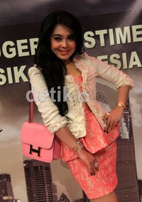 Syahrini berpose dengan tas Hermes Constance saat ditemui di jumpa pers SCTV Music Awards. Gus Mun/detikcom.
