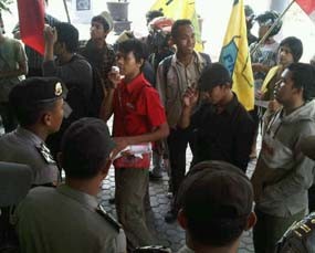 Mahasiswa Tuban Kecam Semen Gresik