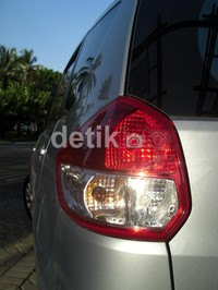Lampu belakang Ertiga. MPV Ertiga tersedia 8 pilihan warna yakni dusky brown, serena blue, pearl white, cool black, silky silver, graphite grey, radiant red, dan burgundy red. M. Iksan/detikOto.