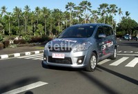 Suzuki Ertiga yang memilki panjang bodi melebihi Avanza itu dilengkapi mesin bensin K14B 4 silinder 1.373 cc DOHC 16 katup Variable Valve Timing (VVT) yang menggerakan roda depan. Mesinnya dikawinkan dengan transmisi 5 percepetan manual. M. Iksan/detikOto.