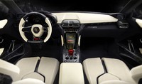 Tubuh Lamborghini Urus dibuat seringan mungkin dengan interior minimalis yang dibentuk dari karbon dan diperkuat serat polimer dan posisi duduk yang lebih rendah dari seluruh pesaingnya. (dok Lamborghini).