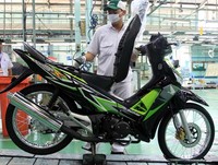 Karyawan PT Astra Honda Motor (AHM) sedang melakukan proses shipping sepeda motor Honda SupraX125. (dok AHM)
