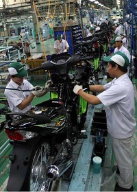 Karyawan PT Astra Honda Motor (AHM) sedang merakit sepeda motor Honda SupraX125. (dok AHM)
