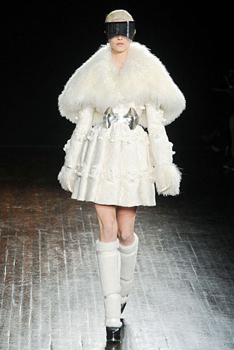 Alexander McQueen, Fall/Winter 2012. Paris Fashion Week 2012. [dok. Alexander McQueen]