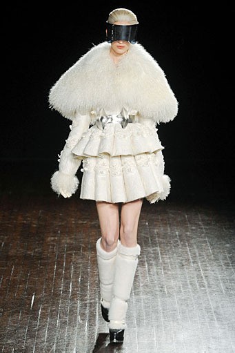 Alexander McQueen, Fall/Winter 2012. Paris Fashion Week 2012. [dok. Alexander McQueen]