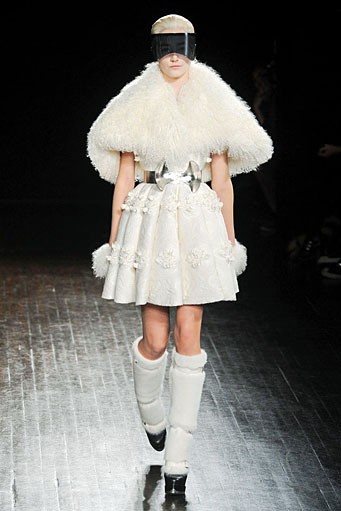 Alexander McQueen, Fall/Winter 2012. Paris Fashion Week 2012. [dok. Alexander McQueen]