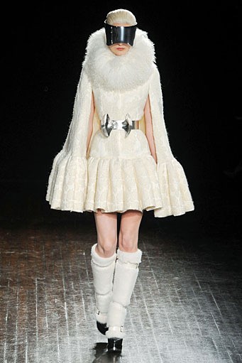 Alexander McQueen, Fall/Winter 2012. Paris Fashion Week 2012. [dok. Alexander McQueen]