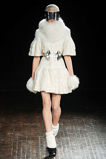 Alexander McQueen, Fall/Winter 2012. Paris Fashion Week 2012. [dok. Alexander McQueen]