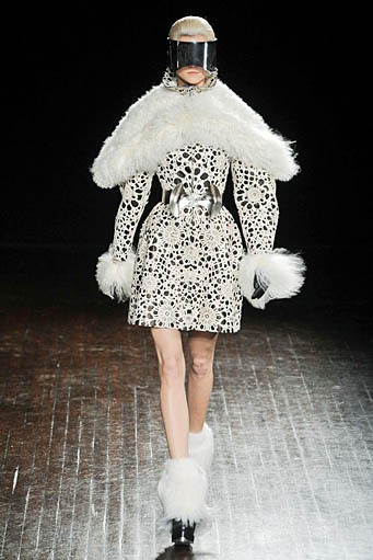 Alexander McQueen, Fall/Winter 2012. Paris Fashion Week 2012. [dok. Alexander McQueen]