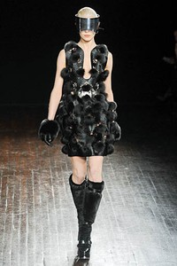 Alexander McQueen, Fall/Winter 2012. Paris Fashion Week 2012. [dok. Alexander McQueen]