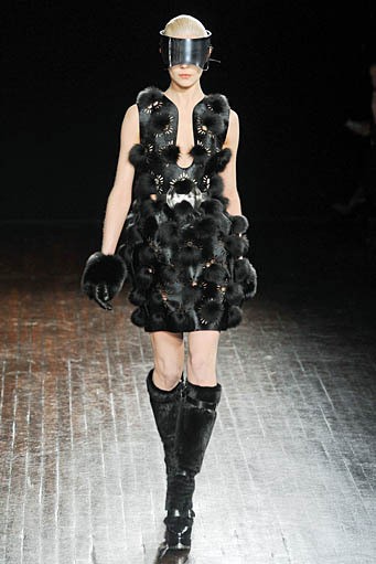 Alexander McQueen, Fall/Winter 2012. Paris Fashion Week 2012. [dok. Alexander McQueen]