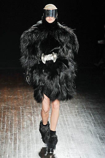Alexander McQueen, Fall/Winter 2012. Paris Fashion Week 2012. [dok. Alexander McQueen]