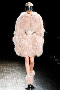 Alexander McQueen, Fall/Winter 2012. Paris Fashion Week 2012. [dok. Alexander McQueen]