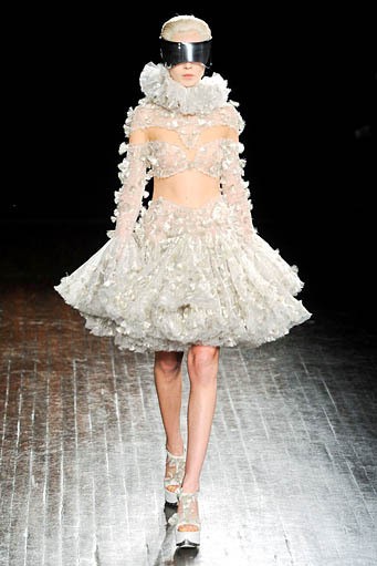 Alexander McQueen, Fall/Winter 2012. Paris Fashion Week 2012. [dok. Alexander McQueen]