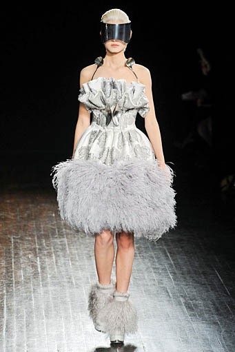 Alexander McQueen, Fall/Winter 2012. Paris Fashion Week 2012. [dok. Alexander McQueen]