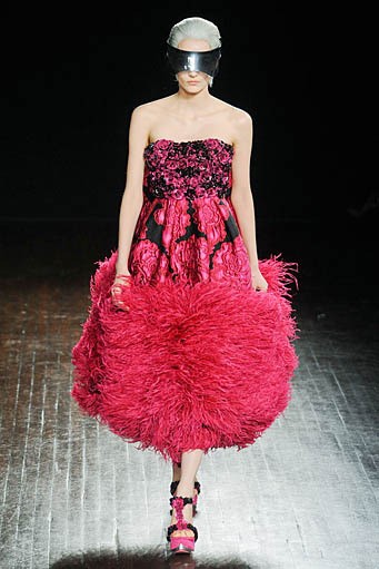 Alexander McQueen, Fall/Winter 2012. Paris Fashion Week 2012. [dok. Alexander McQueen]