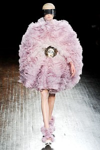 Alexander McQueen, Fall/Winter 2012. Paris Fashion Week 2012. [dok. Alexander McQueen]