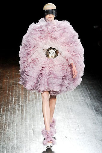 Alexander McQueen, Fall/Winter 2012. Paris Fashion Week 2012. [dok. Alexander McQueen]