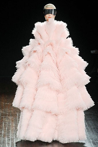 Alexander McQueen, Fall/Winter 2012. Paris Fashion Week 2012. [dok. Alexander McQueen]