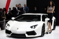 Model berpose dengan sebuah mobil sport Lamborghini. Reuters/Jason Lee.