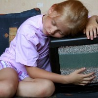 TV Menyala Tapi Tidak Ditonton Bisa Ganggu Mental Anak