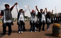 Para pendemo meminta pemerintah segera menghapus sistem kontrak dan outsourching, mereformasi persoalan agraria dan menasionalisasi perusahaan migas.
