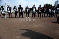 Aksi yang dilakukan belasan orang ini berlangsung tertib. Tidak ada pengamanan berarti lantaran jumlahnya yang sedikit.
