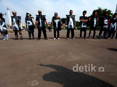 Belasan Pendemo Sambut Hari Buruh