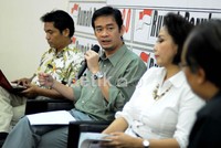 (Ki-ka) Aktivis Lingkar Madani Ray Rangkuti, ativis ICW Lucky Jani dan pakar hukum pencucian uang Yenti Garnasih. Ketiganya menyoroti vonis ringan Pengadilan Tipikor yang hanya memvonis ringan 4 tahun 10 bulan penjara untuk Nazaruddin.