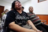 Ibunda Livia, Jusny Chandra (52) histeria karena tidak puas dengan hukuman seumur hidup yang dijatuhkan untuk para terdakwa.