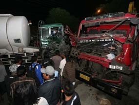 Rem Blong, Truk Hantam Lima Kendaraan di Gresik