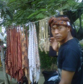 Jadi Tren Baru, Penjual Iket Raup Untung