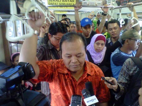 Hidayat Nurwahid Bergelayutan Naik Commuter Line & TransJ