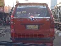 Oh ternyata pemilik angkot yang biasa beredar di Jakarta Timur ini memodifikasi bagian belakang angkotnya menjadi mirip dengan Toyota Avanza.