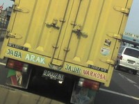 Sopir truk ini rupanya ingin mengingatkan pengendara lain agar tidak mabuk saat berkendara.