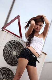 Richa Qasfita terlihat seksi saat berpose dengan segitiga pengaman.