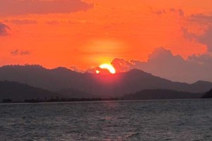Bulan Madu dengan Sunset Berlatar Gunung Rinjani