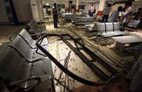 Bom tersebut meledak di ruang tunggu stasiun kereta di kota Lahore, Pakistan. Reuters/Mohsin Raza.