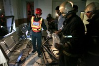 Petugas melakukan olah TKP di lokasi ledakan bom. Reuters/Mani Rana