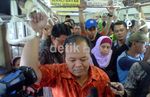 Cagub Hidayat Nurwahid Bergelayutan Naik KRL