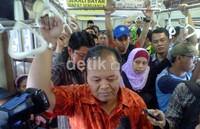 Di dalam KRL Commuter Line, Hidayat yang tidak didampingi Cawagub Didik J Rachbini memilih berdiri. Padahal, ada beberapa kursi yang kosong. Ray Jordan/detikNews.