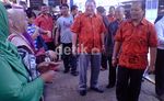 Cagub Hidayat Nurwahid Bergelayutan Naik KRL