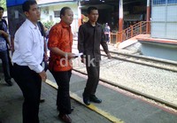 Hidayat menunggu kedatangan KRL Commuter Line di Stasiun Kalibata, Jakarta Selatan.