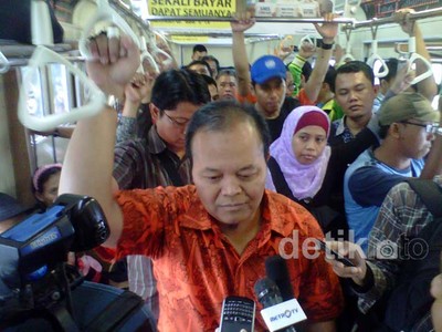 Cagub Hidayat Nurwahid Bergelayutan Naik KRL