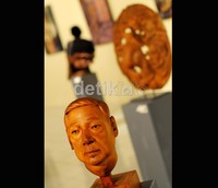 Patung kepala SBY dipamerkan. Pameran karya Ibnu Nurwanto tersebut akan berlangsung hingga 28 April 2012.
