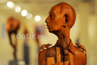 Patung karya Ibnu yang diberi nama Administrateur dengan tikus di pundak kiri dan kanan.